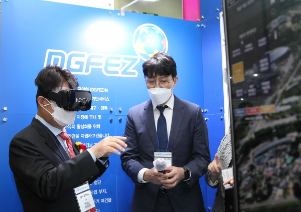 권영진 대구시장이 DGFEZ VR-헤드셋을 쓰고 설명을 듣고있다. ⓒ대구경북경제자유구역청