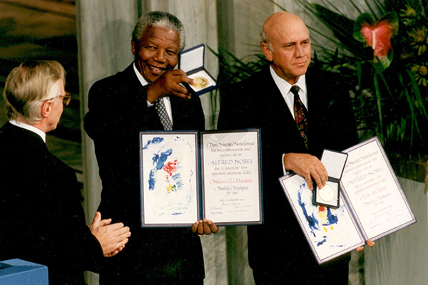 프레데리크 데 클레르크 전 남아프리카 공화국 대통령(오른쪽)과 넬슨 만델라 전 대통령. 사진은 1993년 10월 두 사람이 노벨평화상을 공동 수상한 뒤 기념촬영하는 모습. ⓒ데 클레르크 재단