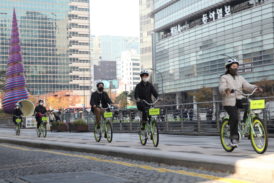 서울문화재단은 포르쉐코리아와 함께 15일 서울 중구 청계광장에서 기존 공공자전거 따릉이에 새로운 디자인을 적용한 '아트 따릉이'를 공개했다. ⓒ홍수형 기자