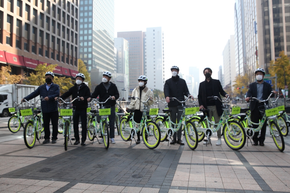 서울문화재단은 포르쉐코리아와 함께 15일 서울 중구 청계광장에서 기존 공공자전거 따릉이에 새로운 디자인을 적용한 '아트 따릉이'를 공개했다. ⓒ홍수형 기자