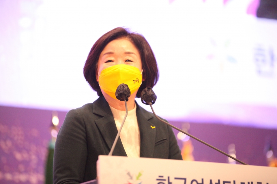 한국여성단체협의회가 9일 서울 삼성동 코엑스에서 '위대한 여성, 함께하는 대한민국 제56회 전국여성대회'를 개최하고 심상정 정의당 대선후보가 축사 발언을 하고 있다. ⓒ홍수형 기자