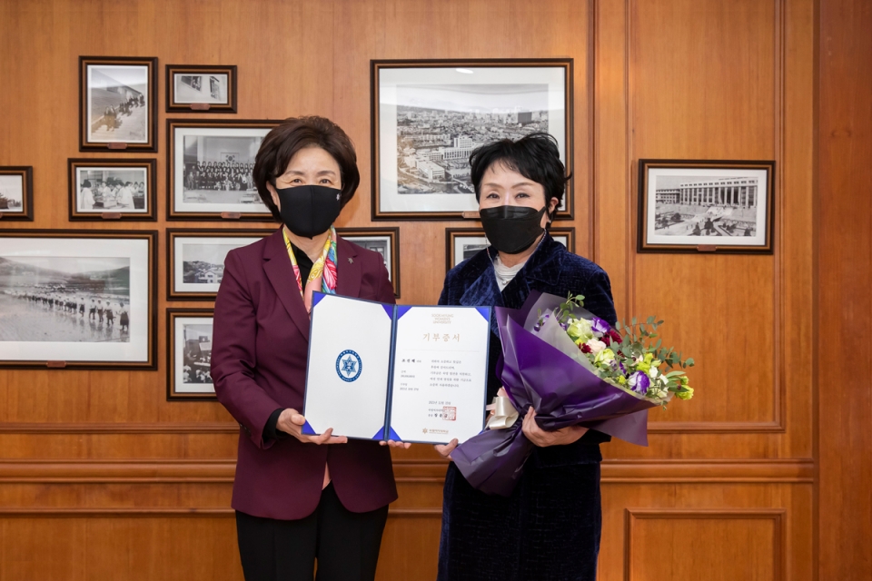 조선혜 지오영 회장이 장윤금 숙명여대 총장에게 학교 발전기금을 전달한 뒤 기념 촬영을 했다. ⓒ숙명여대