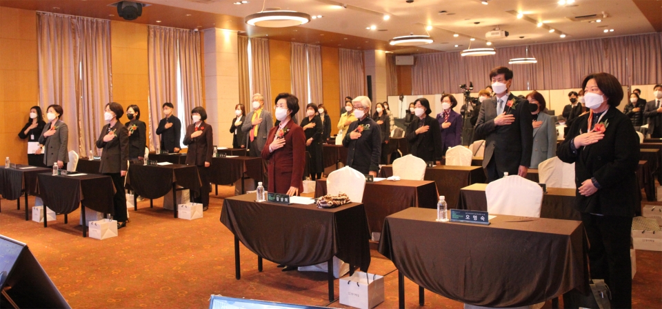 WISET 한국여성과학기술인육성재단이 18일 서울 강남구 과학기술회관에서 '2021 여성과학기술인 연차대회'를 개최하고 국민의례를 하고 있다. ⓒ홍수형 기자