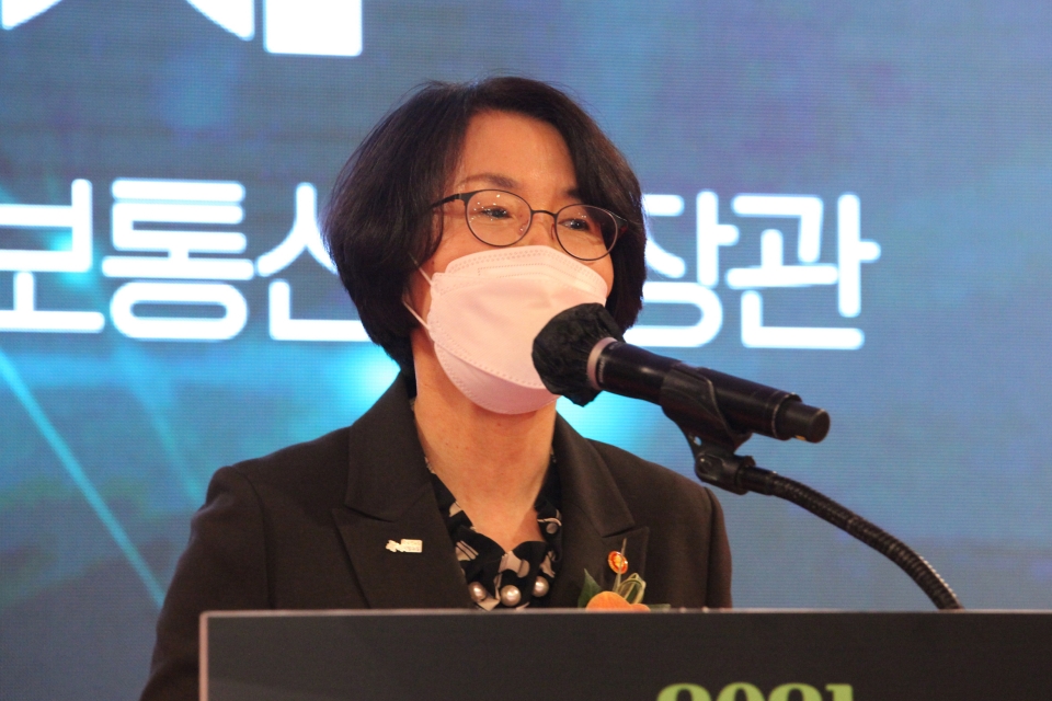 WISET 한국여성과학기술인육성재단이 18일 서울 강남구 과학기술회관에서 '2021 여성과학기술인 연차대회'를 개최하고 임혜숙 과학기술정보통신부 장관이 격려사를 하고 있다. ⓒ홍수형 기자