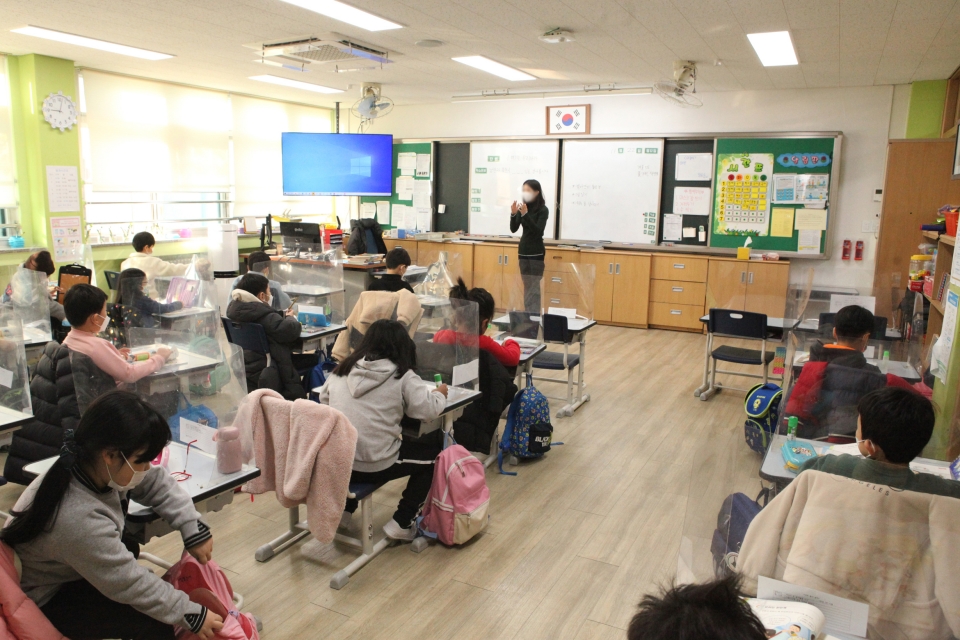 수도권 전면 등교 실시한 22일 경기도 성남시 한솔초등학교 1학년 교실에  등교한 학생들로 북적이고 있다. ⓒ홍수형 기자
