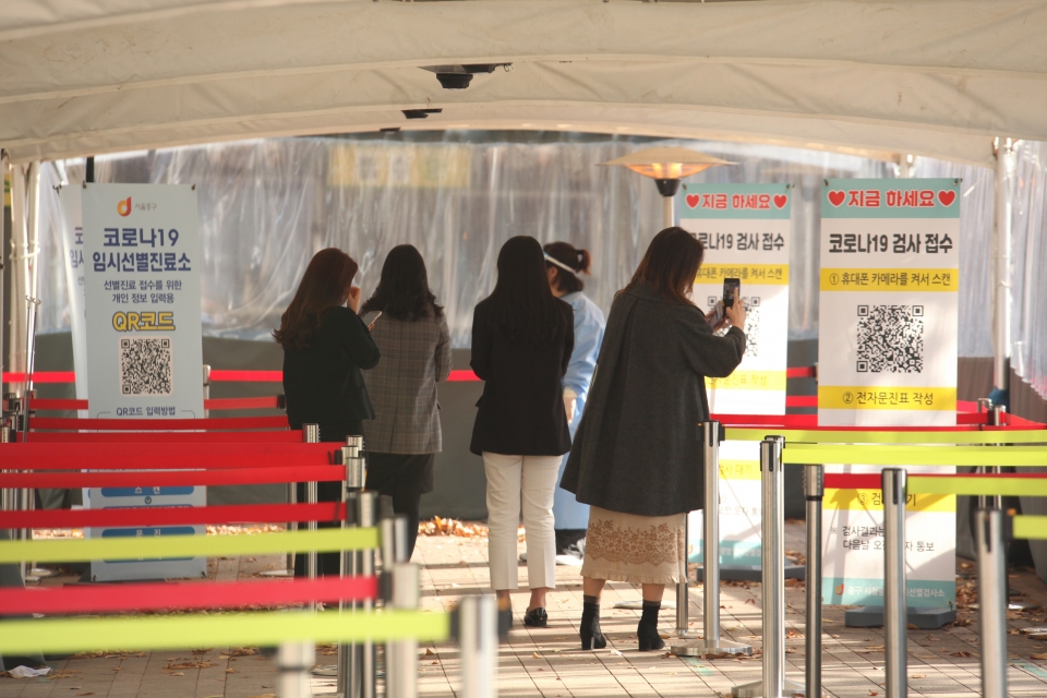 23일 서울 중구 서울시청 앞 선별진료소에 시민들은 코로나19 검사를 받기 위해 줄을 서 있다. ⓒ홍수형 기자