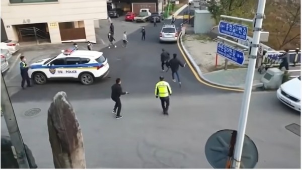 지난 2일 오후 4시 19분쯤 경기 양평군 한 길거리에서 흉기를 들고 난동을 부리는 40대 남성을 경찰들이 검거하고 있다. 사진=해당 유튜브 영상 캡쳐