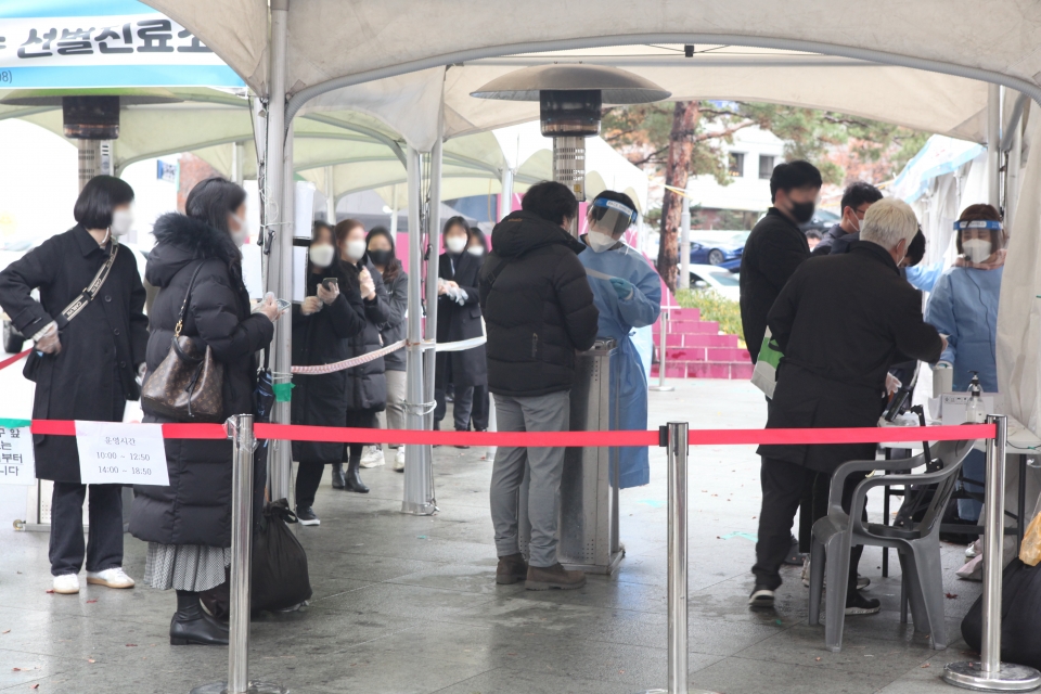 30일 서울 서초구 한 선별진료소에서 시민들이 코로나19 검사 받기 위해 줄을 서 있다. ⓒ홍수형 기자