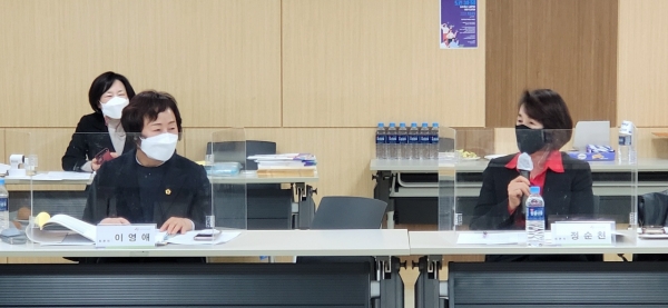 정순천 전 대구시의회 부의장(오른쪽)이 토론하고 있다. 이영애 대구시의원(왼쪽),  ⓒ권은주 기자