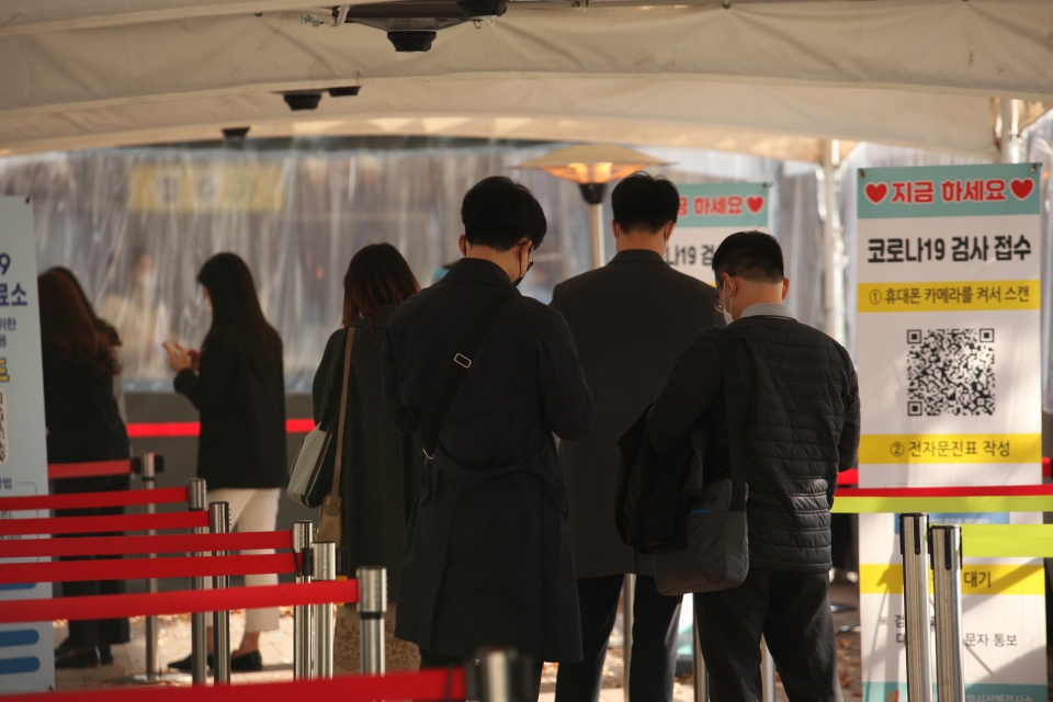 3일 서울 중구 서울시청 앞 선별진료소에서 시민들은 코로나19 검사 받기 위해 줄을 서 있다. ⓒ홍수형 기자