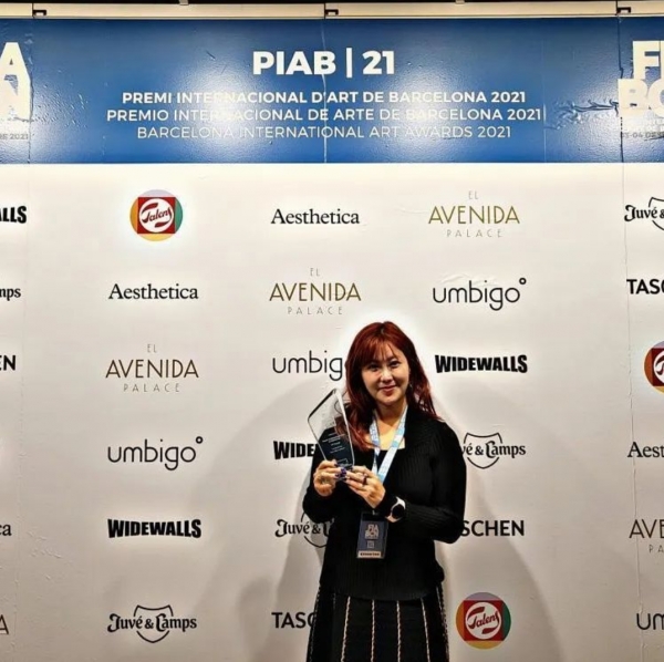 가수 겸 화가 솔비(권지안)이 ‘2021 바르셀로나 국제 예술상’(The PremiInternacionald'Art de Barcelona·PIAB21)에서 대상인 ‘그랜드 아티스트 어워드’를 수상했다.  ⓒ솔비 인스타그램 캡처