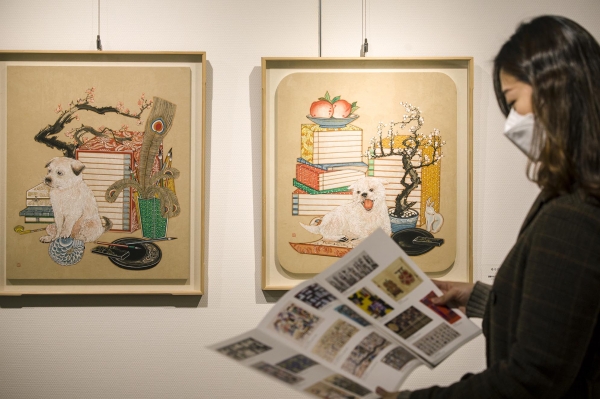 2월 15일 서울 서초구 국립중앙도서관에서 열린 '책에서 피어난 그림, 책거리' 전을 찾은 관람객이 작품을 관람하고 있다.  ⓒ국립중앙도서관 제공