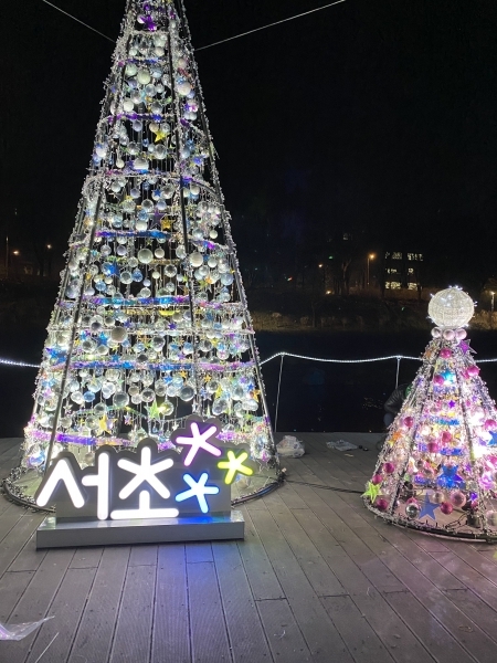 박민이 매니저가 서울시 서초구 양재천 수변무대에서 설치한 크리스마스 트리. ⓒ서초여성일자리 주식회사