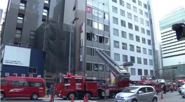 17일 일본 오사카의 8층 빌딩에서 일어난 불로 27명의 심폐정지됐다고 NHK가 보도했다. ⓒNHK 화면 갈무리