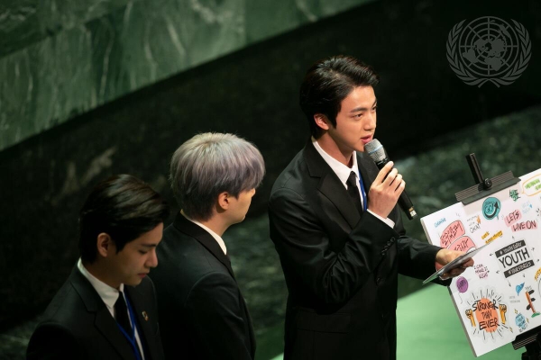 그룹 BTS(방탄소년단)의 진이 20일(현지시간) 미국 뉴욕 유엔본부 총회장에서 열린 제2차 SDG Moment(지속가능발전목표 고위급회의) 개회식에서 발언하고 있다. (사진=UN 제공)