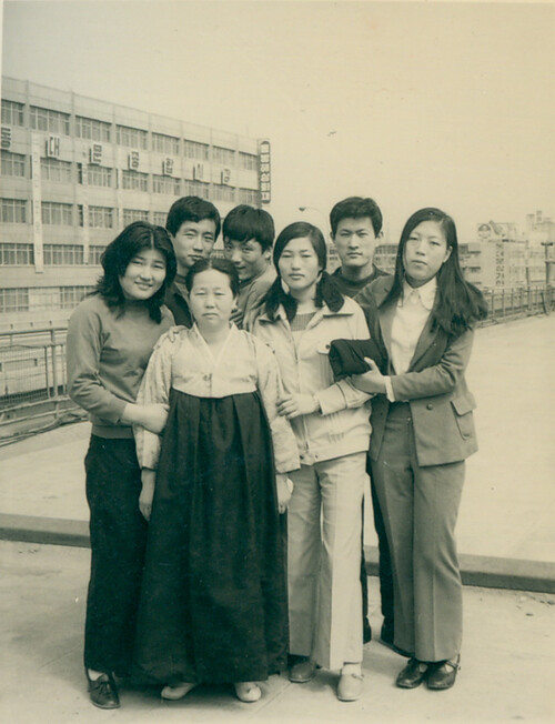 서울 청계천 평화시장 옥상에서 여성노동자들과 함께 선 이소선 여사. ⓒ전태일기념관