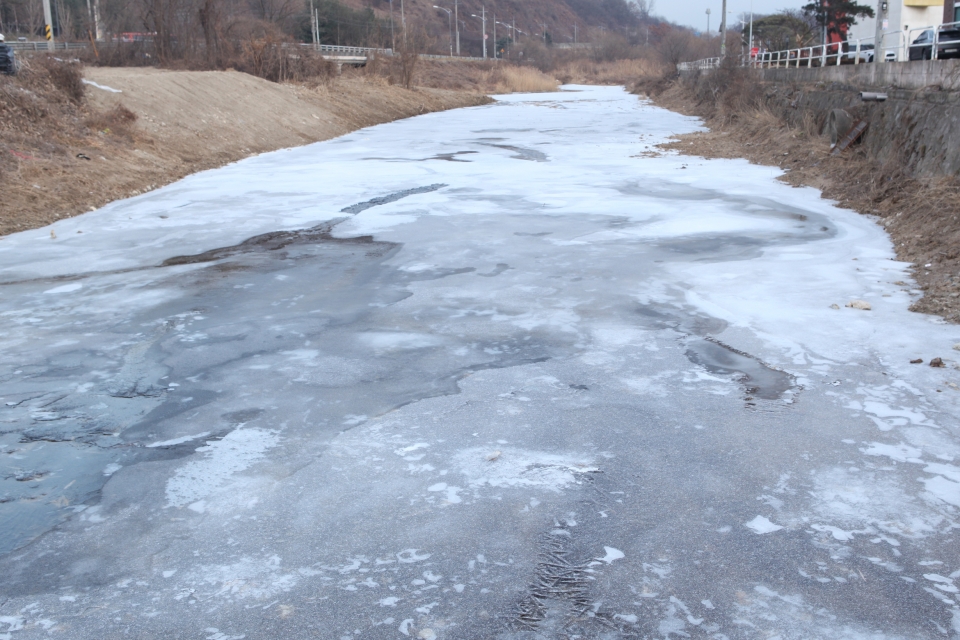 아침 최저기온이 영하 _____도 까지 떨어진 28일 경기도 용인시 동막천이 꽁꽁 얼어붙었다. ⓒ홍수형 기자