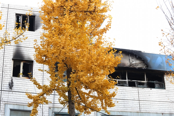화재로 7명이 사망한 서울 종로구 국일고시원 3층의 불에 탄 창문 모습