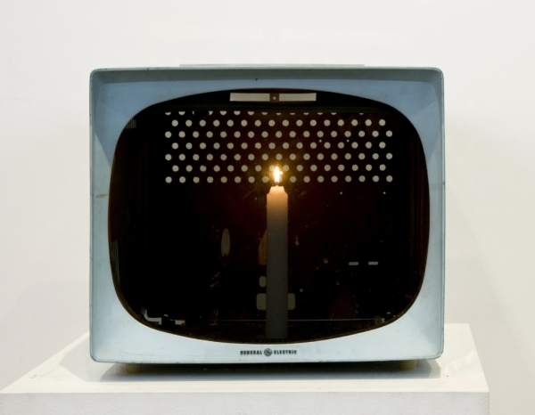 백남준, ‘촛불TV’, 1975(1999), 34×36×41cm. ⓒ백남준아트센터