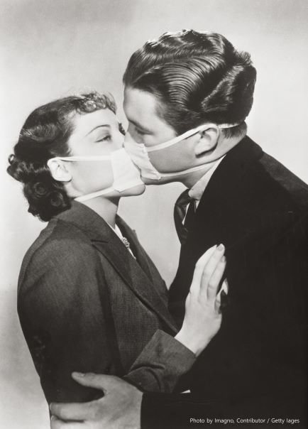 1937년 1월 1일, 독감이 대유행 중이던 미국 할리우드에서 영화배우 베티 퍼니스 (Betty Furness, 왼쪽)와 스탠리 모건(Stanley Morgan)이 감염 예방을 위해 보호 마스크를 착용하고 키스신 리허설을 하고 있다. ⓒImagno/Getty Images