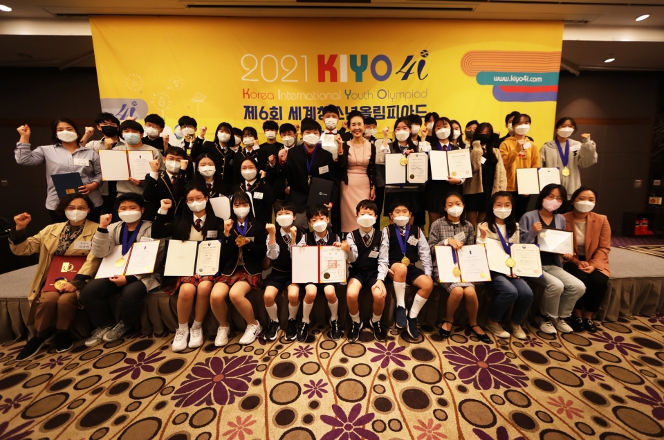 지난해 10월 12일 서울 서초구 TheK호텔 서울에서 (재)세계여성발명기업협회가 주최한 '제6회 세계청소년 올림피아드 2021' 시상식을 진행했다. ⓒ세계여성발명·기업인협회