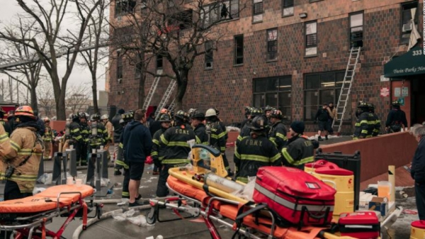 어린이 9명을 포함 19명의 사망자를 낸 뉴욕 아파트 화재현장 ⓒCNN 영상 갈무리