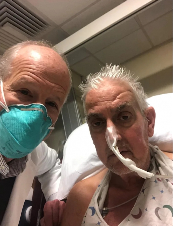 돼지 심장을 이식받은 데이브 베넷(오른쪽)과 수술을 집도한 메릴랜드 의대 바틀리 그리피스 수석외과의사 ⓒ유에스에이투데이 홈페이지 갈무리