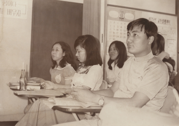(왼쪽에서 두 번째) 청계피복노조가 운영하는 노동교실에서 공부하고 있는 이숙희 씨. ⓒ이숙희 씨 제공