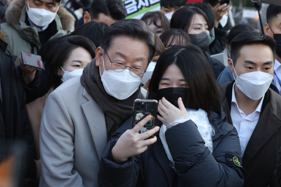 이재명 더불어민주당 대선후보가 21일 서울 마포구 연남동 거리에서 메타버스 '걸어서 민심 속으로' 연남동 거리 걷기 진행했다.&nbsp; ⓒ홍수형 기자