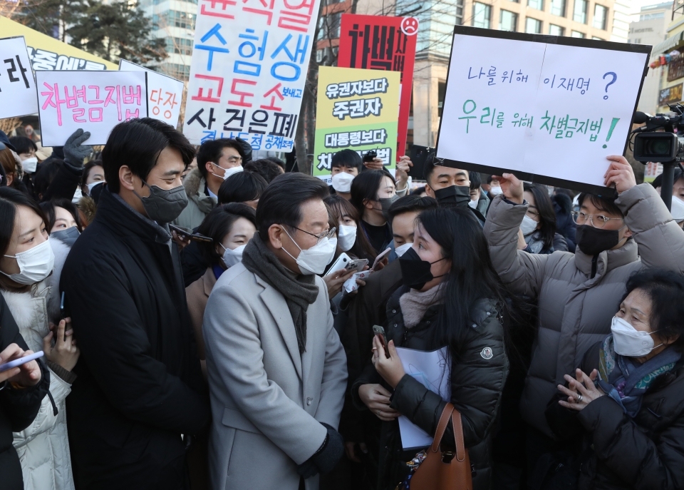 이재명 더불어민주당 대선후보가 21일 서울 마포구 연남동 거리에서 메타버스 '걸어서 민심 속으로' 연남동 거리 걷기 진행했다.&nbsp; ⓒ홍수형 기자
