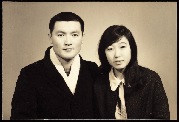 한명숙·박성준 부부 사진. 한명숙 후보가 1972년 복역 중이던 남편가 함께 찍은 사진이다. 당시 두 사람 모두 20대였다. (사진 = 한명숙 후보 제공)