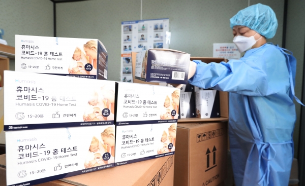 28일 오전 서울 중구 서울역에 마련된 임시선별검사소에서 의료진이 신속항원검사를 위한 자가진단키트를 정리하고 있다. (공동취재사진)