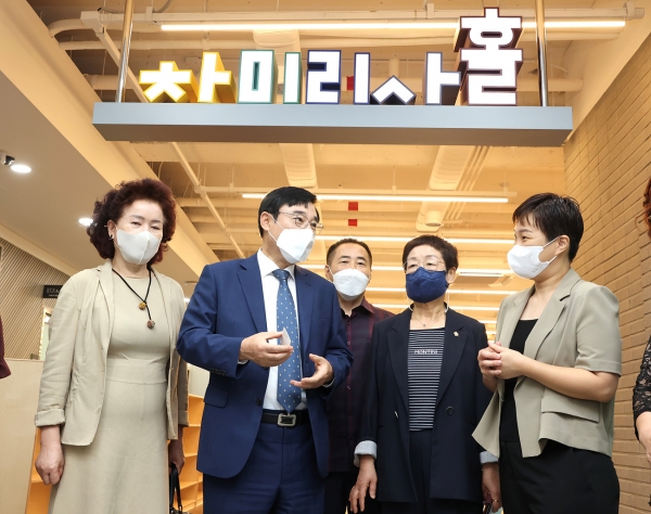 서울 도봉구가 2021년 9월 1일 도봉여성센터 대강당에서 ‘성평등 건강도시, 도봉’ 선포식을 열었다. (왼쪽에서 두 번째) 이동진 도봉구청장이 도봉여성센터 차미리사홀 앞에 서 있다. ⓒ도봉구 제공