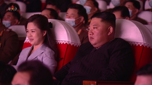 북한 조선중앙TV는 김정은 국무위원장이 지난해 5월5일 부인 리설주, 당·군 고위간부들과 함께 만수대예술극장에서 군인가족예술소조공연을 관람했다고 6일 보도했다. 조선중앙TV 캡쳐