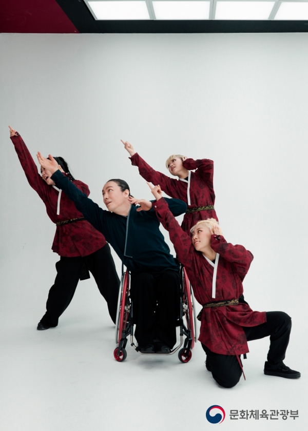댄스팀 ‘미스몰리’가 2022 베이징동계올림픽·패럴림픽 출전 대한민국 선수단 응원 댄스를 선보이고 있다. ⓒ문화체육관광부 제공