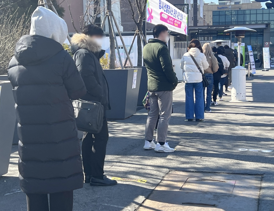 8일 서울 서초구에 위치한 한 선별진료소에서 시민들은 코로나19 검사를 받기 위해 줄을 서 있다. ⓒ홍수형 기자