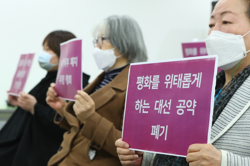 10일 서울 영등포구 여성미래센터에서 여성단체가 '한반도 평화와 성평등 민주주의 후퇴를 염려한다' 기자회견을 열었다. ⓒ홍수형 기자