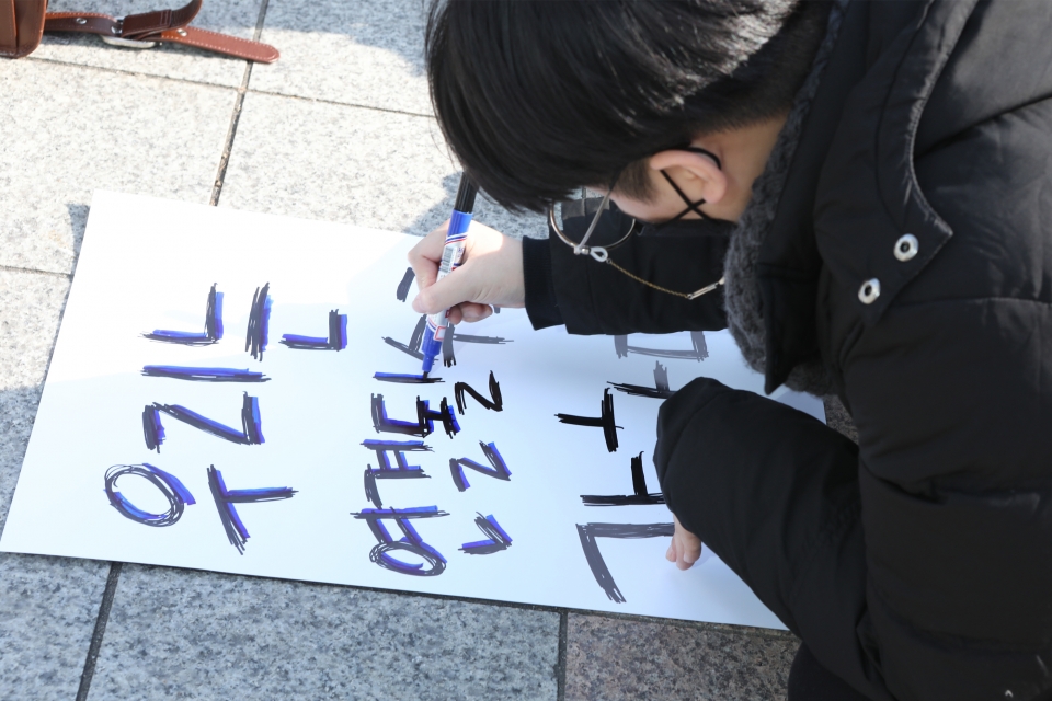 2022 페미니스트 주권자행동 활동가들이 12일 서울 종로구 보신각 앞에서 '차별과 혐오, 증오선동의 정치를 부수자' 집회를 열었다. ⓒ홍수형 기자
