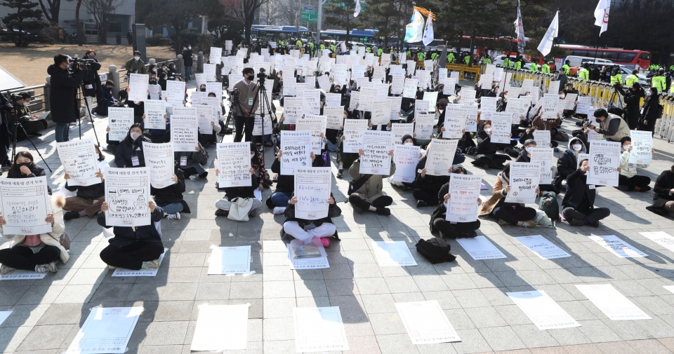 2022 페미니스트 주권자행동 활동가들이 12일 서울 종로구 보신각 앞에서 '차별과 혐오, 증오선동의 정치를 부수자' 집회를 열었다. ⓒ홍수형 기자