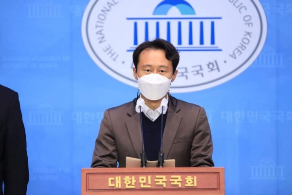 이탄희 더불어민주당 의원 14일 서울 영등포구 국회의원회관에서 기자회견을 열고 당 소속 광역자치단체장의 성범죄와 피해자를 향한 2차 가해에 대해 사과했다. 사진=이탄희 의원 페이스북