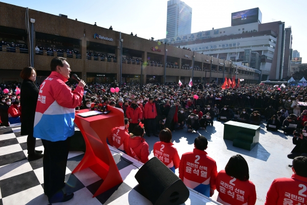 국회사진기자단 = 윤석열 국민의힘 대선후보가 17일 서울 서초구 고속버스터미널에서 열린 유세에서 지지를 호소하고 있다.