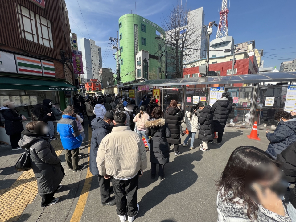 18일 서울 중구 중구보건소 선별진료소에서 코로나19 검사를 받으려는 시민들이 대기표를 뽑고 대기하고 있다. ⓒ홍수형 기자