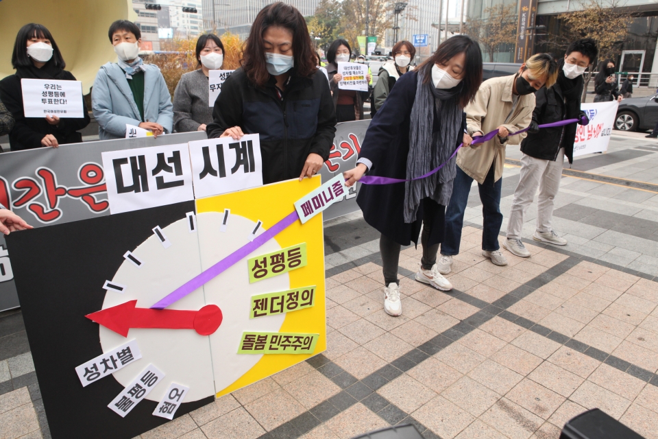 38개의 여성단체가 19일 서울 종로구 청계광장에서 '대선의 시간은 거꾸로 흐르는가 성평등 외면하는 퇴행적 대선정국 규탄' 기자회견을 열고 시계 퍼포먼스를 하고 있다. ⓒ홍수형 기자