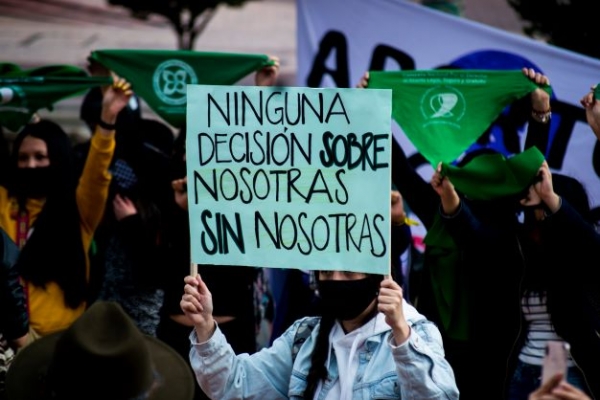 2020년 9월 28일 콜롬비아 수도 보고타에서 여성단체 활동가와 시민들이 낙태죄 비범죄화를 요구하며 시위를 열고 있다. 한 여성이 ‘우리 없이 우리의 문제를 결정할 수 없다(Ninguna decisión sobre nosotras sin nosotras)’고 적힌 피켓을 들고 있다.  ⓒJohan Gonzalez S / Shutterstock.com