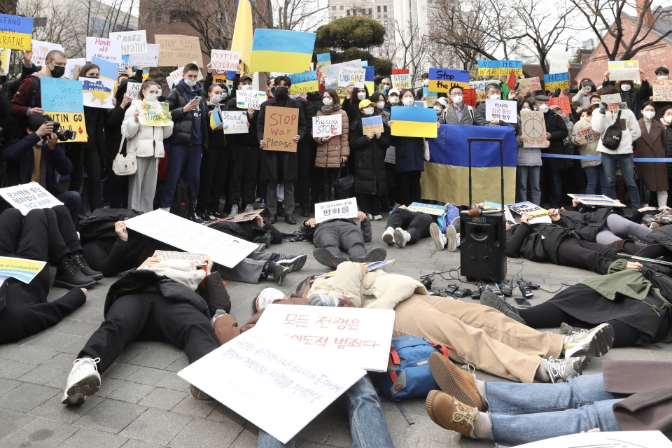참여연대, 전쟁없는세상 등 400여 단체가 28일 서울 중구 주한 러시아대사관 앞에서 우크라이나 침공 중단 촉구 기자회견을 열었다. ⓒ홍수형 기자