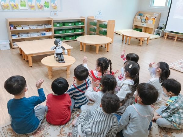 구립 새들어린이집에서 진행한 교육로봇 리쿠 어린이 구연동화 교육 ⓒ관악구청