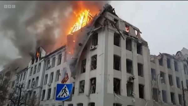 러시아의 미사일 공격으로 하르키우 대학의 지붕이 불에타 무너지고 있다. ⓒBBC 화면 갈무리