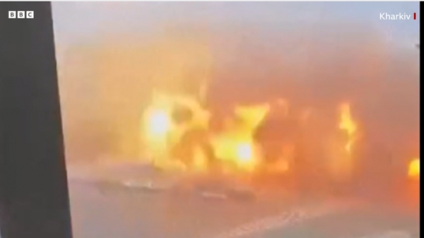 우크라이나 제 2의 도시 하르키우 자유광장이 러시아군의 미사일 공격으로 화염에 휩쌓였다. ⓒBBC 화면 갈무리