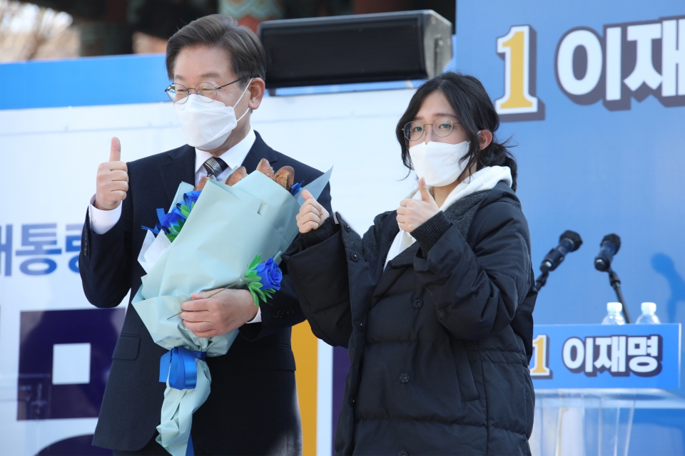 이재명 더불어민주당 대선후보가 3일 서울 종로구 보신각 앞에서 '우리 모두를 위해, 성평등 사회로' 여성 유세에서 '기적'이라는 꽃말을 가진 파란 장미를 들고 지지자에게 인사를 하고 있다. ⓒ홍수형 기자