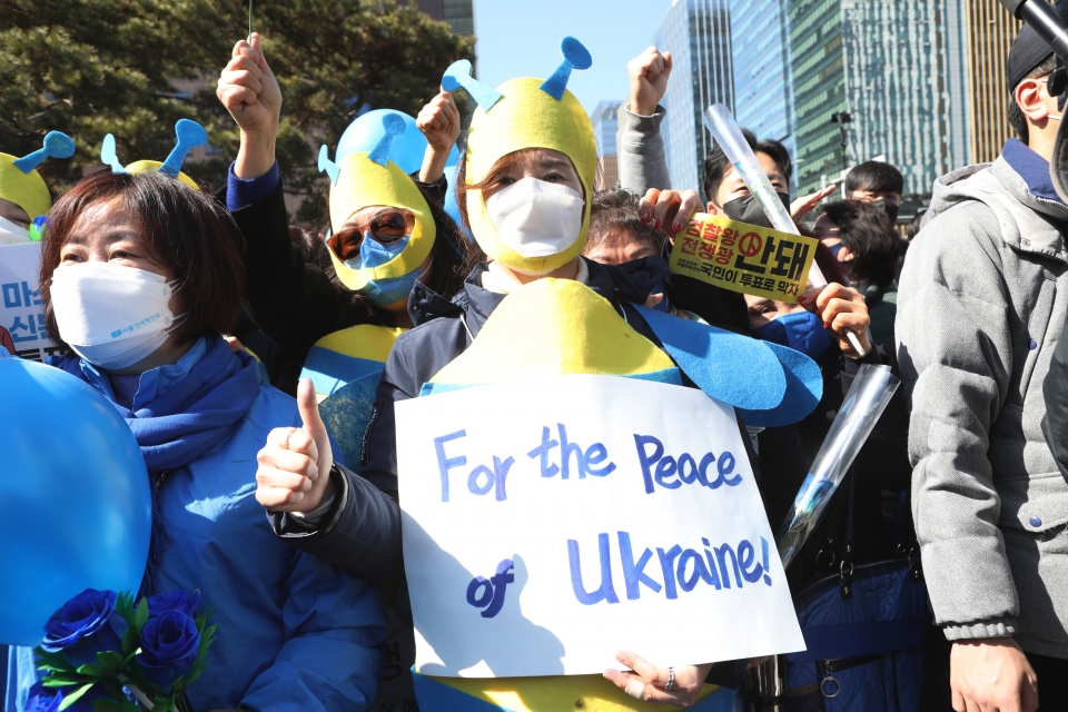 3일 서울 종로구 보신각 앞에서 '우리 모두를 위해, 성평등 사회로' 여성 유세장에서 이재명 더불어민주당 대선후보 지지자들이 우크라이나 전쟁 반대를 호소 하고 있다. ⓒ홍수형 기자
